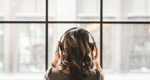 1.100 millones de personas en riesgo de perder audición por el 'uso inadecuado' de auriculares - AlbertoNews