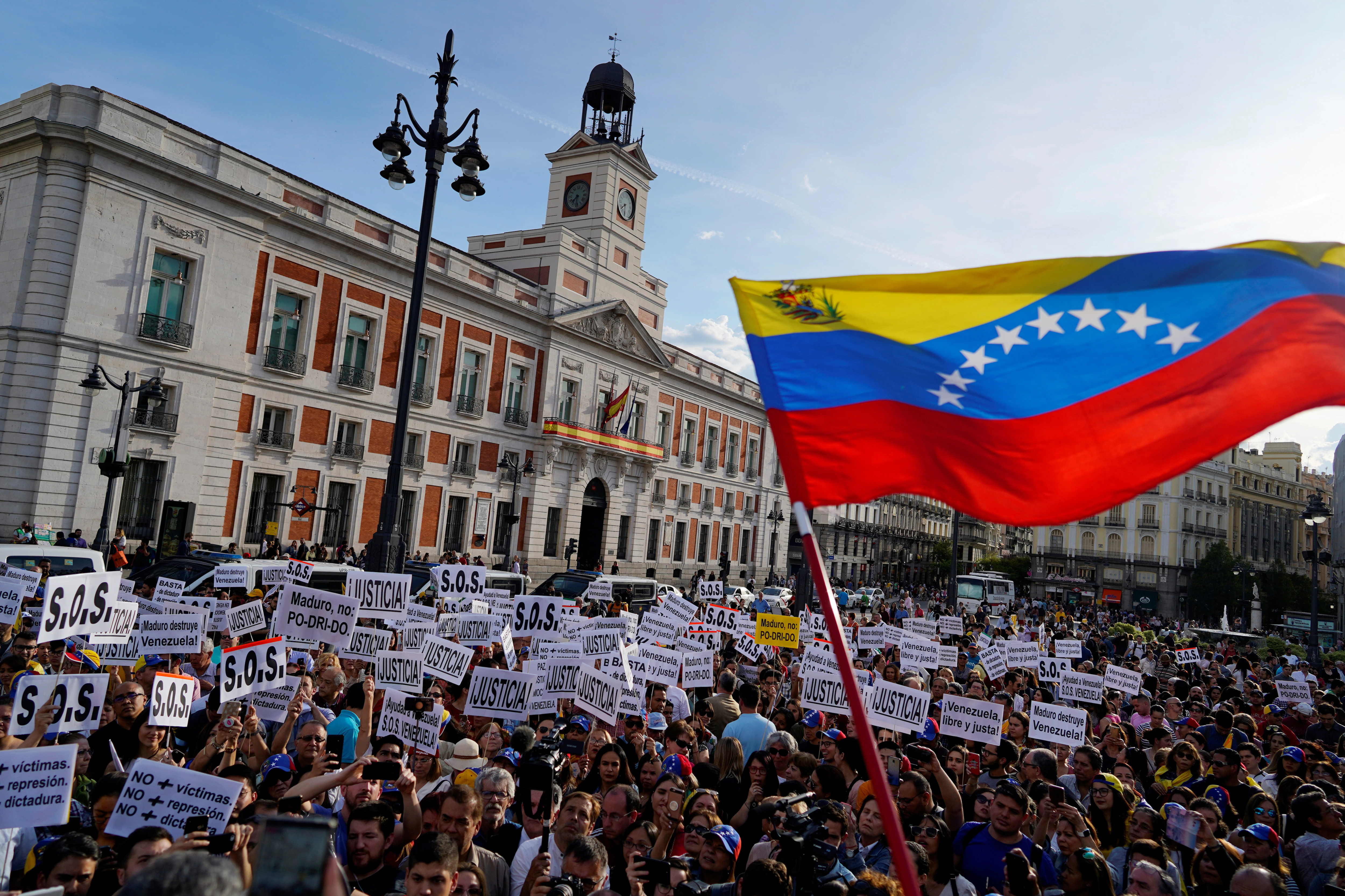 Aerolínea Plus Ultra: entre la polémica y el “desahogo” para venezolanos con nacionalidad española | Voice of America