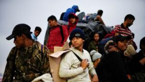 Agentes mexicanos descubren a 210 adultos y 119 niños centroamericanos hacinados en camiones de carga - AlbertoNews