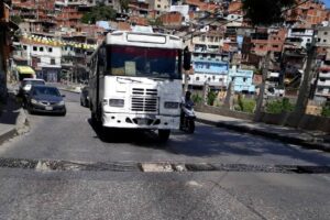 Alcantarillas destruidas hacen intransitable vía a El Junquito