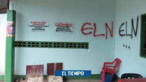 Alerta en Antioquia: hombres pintaron letras del Eln y quemaron carro - Medellín - Colombia