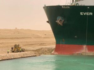 Analistas aconsejan en qué compañías invertir tras el atasco del canal de Suez - AlbertoNews