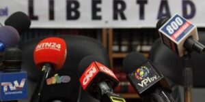 Ante opacidad informativa los periodistas deben contrastar, comparar y buscar fuentes alternativas, afirman Andrés Cañizalez - AlbertoNews