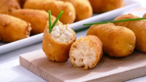 Aprende a preparar unas deliciosas croquetas de maíz con pollo (Receta)