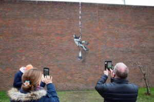 Banksy reaparece con un mural en la prisión inglesa de Reading - AlbertoNews