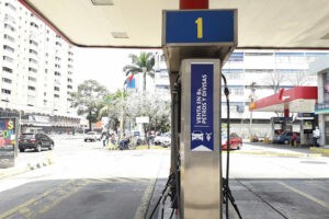 Bodegones, música en vivo y surtidores chinos: así son las nuevas bombas de gasolina con dueños desconocidos - AlbertoNews