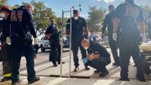 Bomberos en Estados Unidos rescatan a una mujer desnuda en una alcantarilla - AlbertoNews