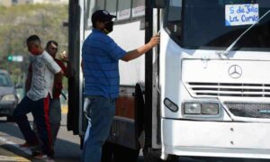 Buhoneros y transportistas marabinos no aceptan billetes de Bs. 20 y 50 mil “porque no sirven”