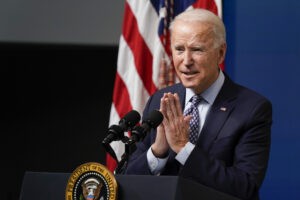 Cambio de planes en la Casa Blanca: Biden firmará hoy el plan de rescate, su primera victoria legislativa - AlbertoNews