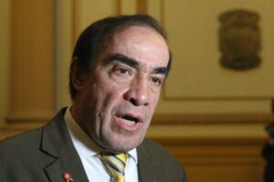 Candidato presidencial en Perú propone curar el covid-19 con aguardiente
