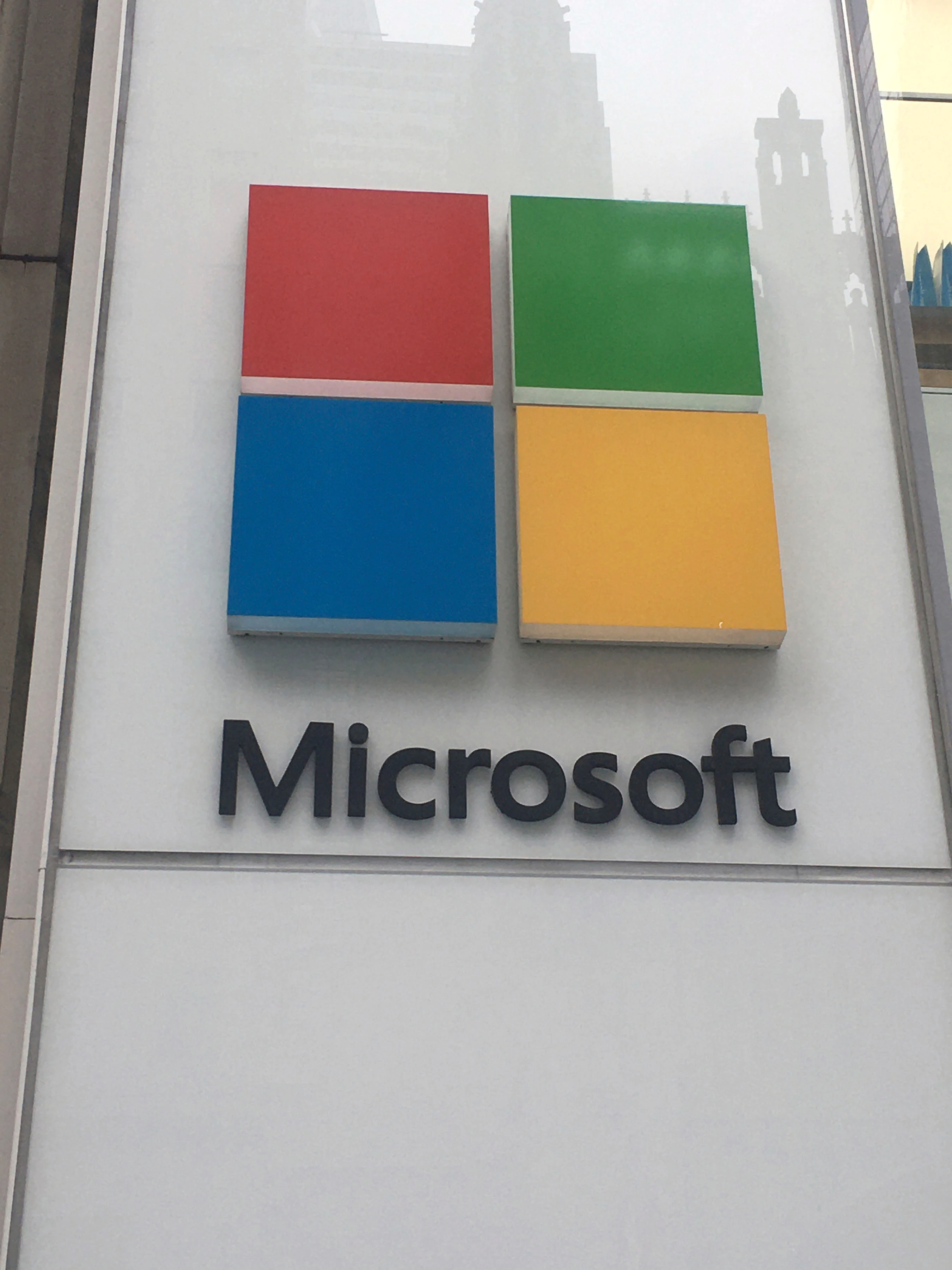 Casa Blanca dice hay "amenaza activa" y urge acción pese a parche de Microsoft | Voice of America