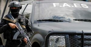 Cierre de locales en Catia desató una golpiza entre civiles y funcionarios de las FAES (Video) - AlbertoNews