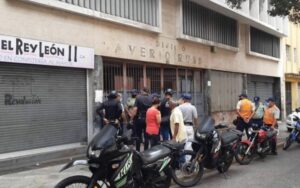 Colectivos intentan invadir hasta los edificios del chavismo en Caracas (Fotos y video)