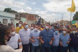 Colectivos y diputados de oposición protagonizan trifulca en Coro