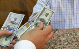 Comercios se las ingenian para dar el vuelto cuando el pago es con divisas extranjeras