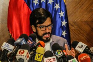 Comisionado Pizarro condenó decisión del régimen de Maduro, tras prohibir el ingreso de la vacuna AztraZeneca al país - AlbertoNews