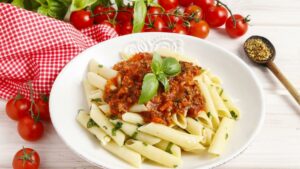 Cómo hacer el viral de pasta, queso feta y tomates cherry que arrasa en TikTok