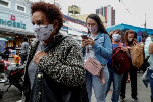 Con calles vacías y metro atestado, Sao Paulo inició fuertes restricciones contra el covid-19 - AlbertoNews
