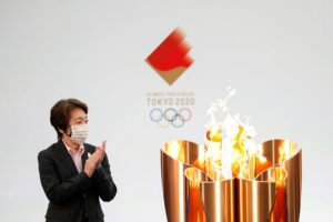 Con un año de retraso y entre medidas anti-covid, se inició el relevo de la llama olímpica de Tokio 2020 - AlbertoNews