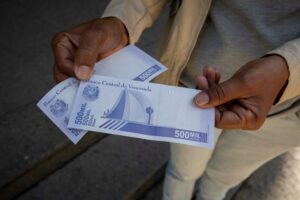 “Con un millón no se compra nada, ni un caramelo”: lo que opinan lo venezolanos de los nuevos billetes - AlbertoNews