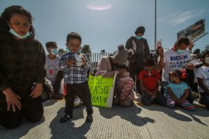 Con una oración, migrantes piden apertura de la frontera en Tijuana (Fotos) - AlbertoNews