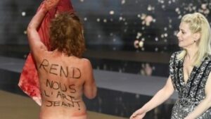 Corinne Massiero, la actriz que protestó desnuda en la ceremonia de los “Oscars de Francia” - AlbertoNews