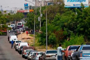 Crecen las colas para echar gasolina en municipios del estado Falcón - AlbertoNews