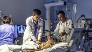 Cuántas vidas salva realmente la resucitación cardiopulmonar y por qué no se parece en nada a lo que muestran las películas - AlbertoNews
