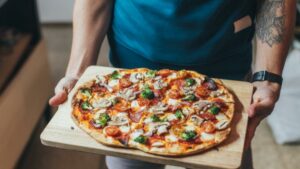 De la harina a la temperatura, errores que cometemos al hacer pizza y cómo solucionarlos con la ‘pizzera’ de Cecotec