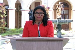 Delcy Rodríguez acusa a Guaidó de ser un criminal que pretende robar recursos del país