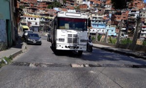 "Derrumbes, levantamiento del asfaltado y basura": Alcantarillas destruidas hacen intransitable vía a El Junquito - AlbertoNews