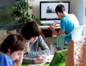 Descartan retorno a clases presenciales por cepa brasileña