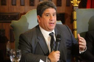 Diputado Correa denuncia xenofobia de candidato a presidencia peruana