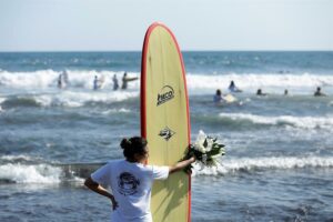 EN FOTOS | Surfistas rindieron un homenaje a su compañera Katherine Díaz, fallecida al ser alcanzada por un rayo - AlbertoNews