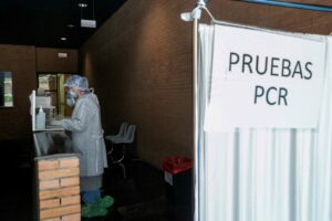 El alto costo de las pruebas PCR para viajeros: El nuevo guiso de la dictadura criminal de Nicolás Maduro - AlbertoNews