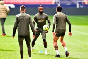 El angustioso instante que un futbolista del Atlético Madrid se desplomó en plena práctica (Video) - AlbertoNews