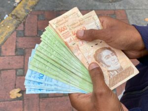 El billete de mayor denominación en Venezuela compra dos “cafecitos” | Voice of America