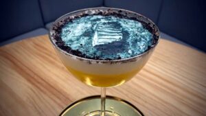 El cóctel de un 'bartender' español reproduce en la copa la huella de Neil Armstrong en la luna