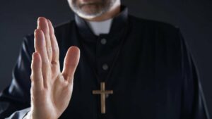El gracioso momento en el que un sacerdote se equivocó de canción durante una misa (video) - Medio de comunicación para la comunidad de Habla Hispana