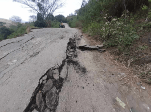El impactante desplome de una casa por crecida de quebrada La Zorquera