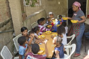 El incendio del hogar “Mi refugio” no apagó la esperanza de seguir alimentando a niños de Petare