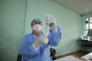 El juego mortal del régimen: Opacidad e inconsistencias marcan la ruta de las vacunas rusas para el personal de salud - AlbertoNews