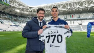 "El mejor de todos los tiempos": Presidente de la Juventus regala a Cristiano Ronaldo una camiseta por su récord de 770 goles - AlbertoNews
