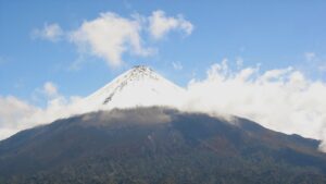 El volcán Sangay en Ecuador emite una columna de cenizas de más de 8.000 metros y afecta a varias provincias - AlbertoNews
