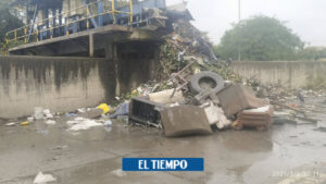 Emergencias: De los canales de aguas de Cali sacan sofás, colchones y basuras - Cali - Colombia