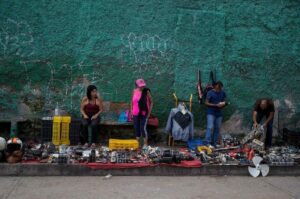 En Táchira acuden a la venta de "cachivaches" para comprar comida y hasta pagar la gasolina - AlbertoNews