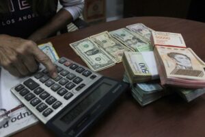 En Venezuela florecen los negocios turbios: Escasez de Bs pone a sufrir y a perder a los ciudadanos que cambian divisas - AlbertoNews