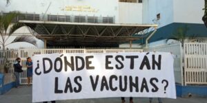 Estudiantes protestan en hospitales por falta de vacunas contra el coronavirus