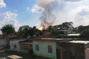 Evacúan a la población de El Tejero por explosión en instalación petrolera