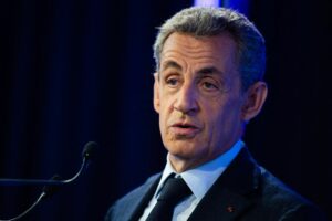 Expresidente francés Sarkozy llevará brazalete electrónico mientras recurre su ingreso en prisión - AlbertoNews
